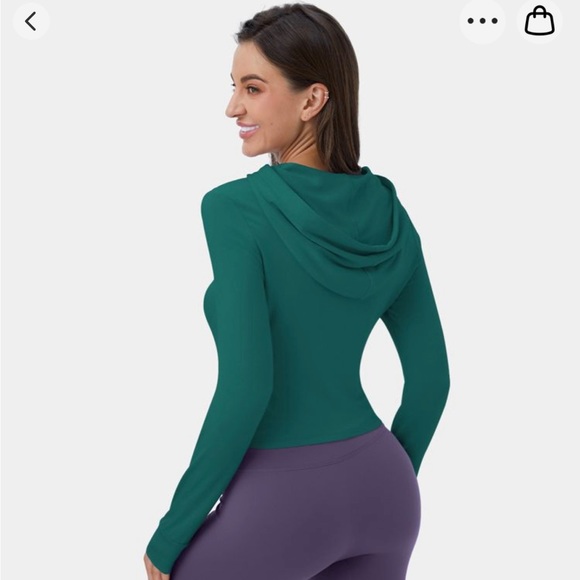 HALARA Hooded long sleeve Cut out crop top - Picture 3 of 5